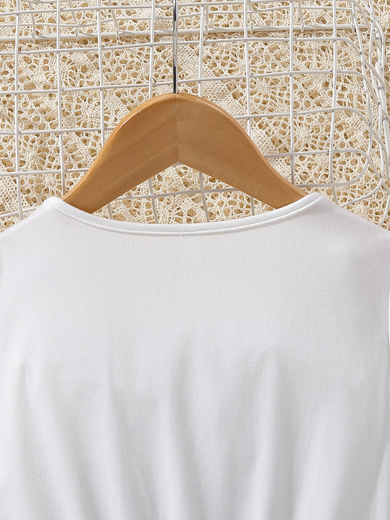 فتاة مراهقة فاتنة بفستان بلا أكمام مطبوع بطبعات الزهور وبحافة مجعدة، يأتي مع حزام الخصر