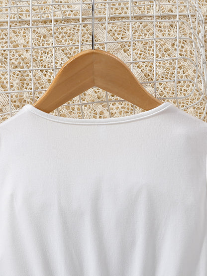 فتاة مراهقة فاتنة بفستان بلا أكمام مطبوع بطبعات الزهور وبحافة مجعدة، يأتي مع حزام الخصر