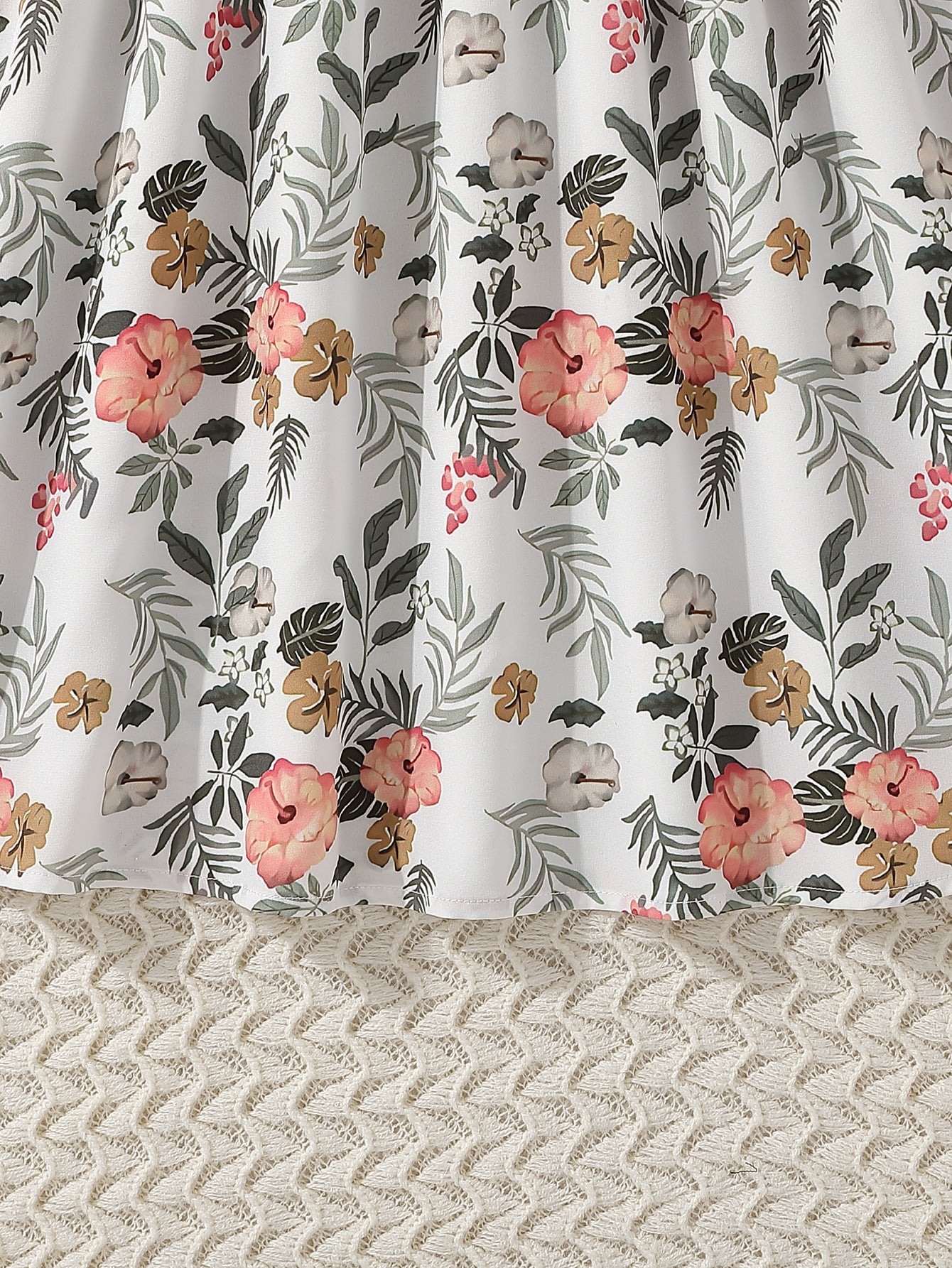 فتاة مراهقة فاتنة بفستان بلا أكمام مطبوع بطبعات الزهور وبحافة مجعدة، يأتي مع حزام الخصر