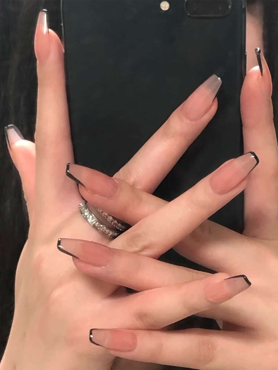 الأظافر الزائفة باللونين الأسود والفرنسي