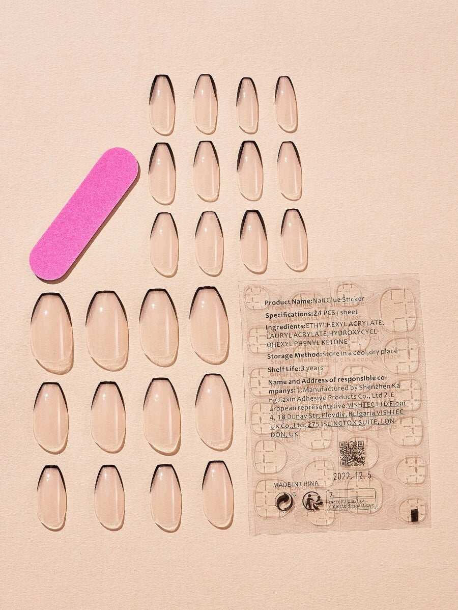 الأظافر الزائفة باللونين الأسود والفرنسي