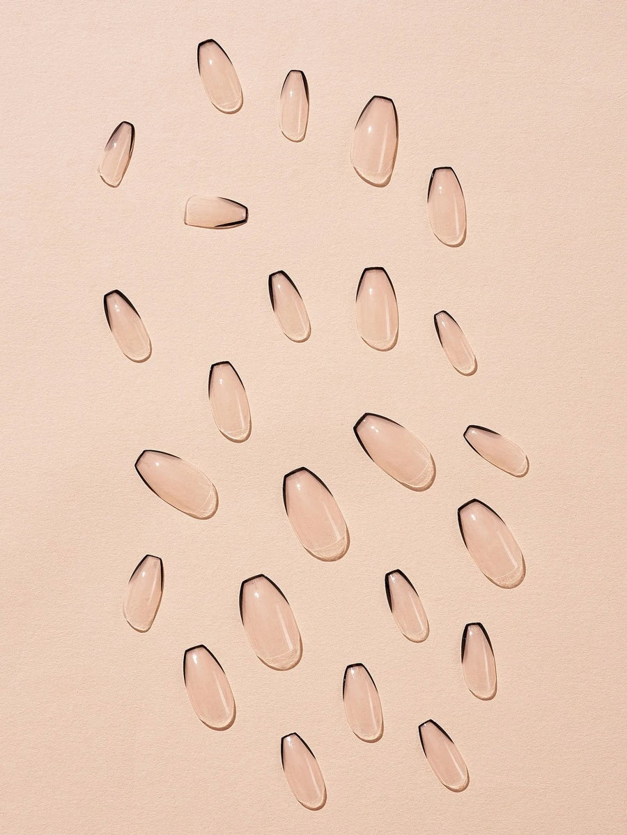 الأظافر الزائفة باللونين الأسود والفرنسي