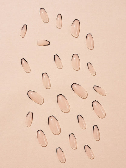 الأظافر الزائفة باللونين الأسود والفرنسي