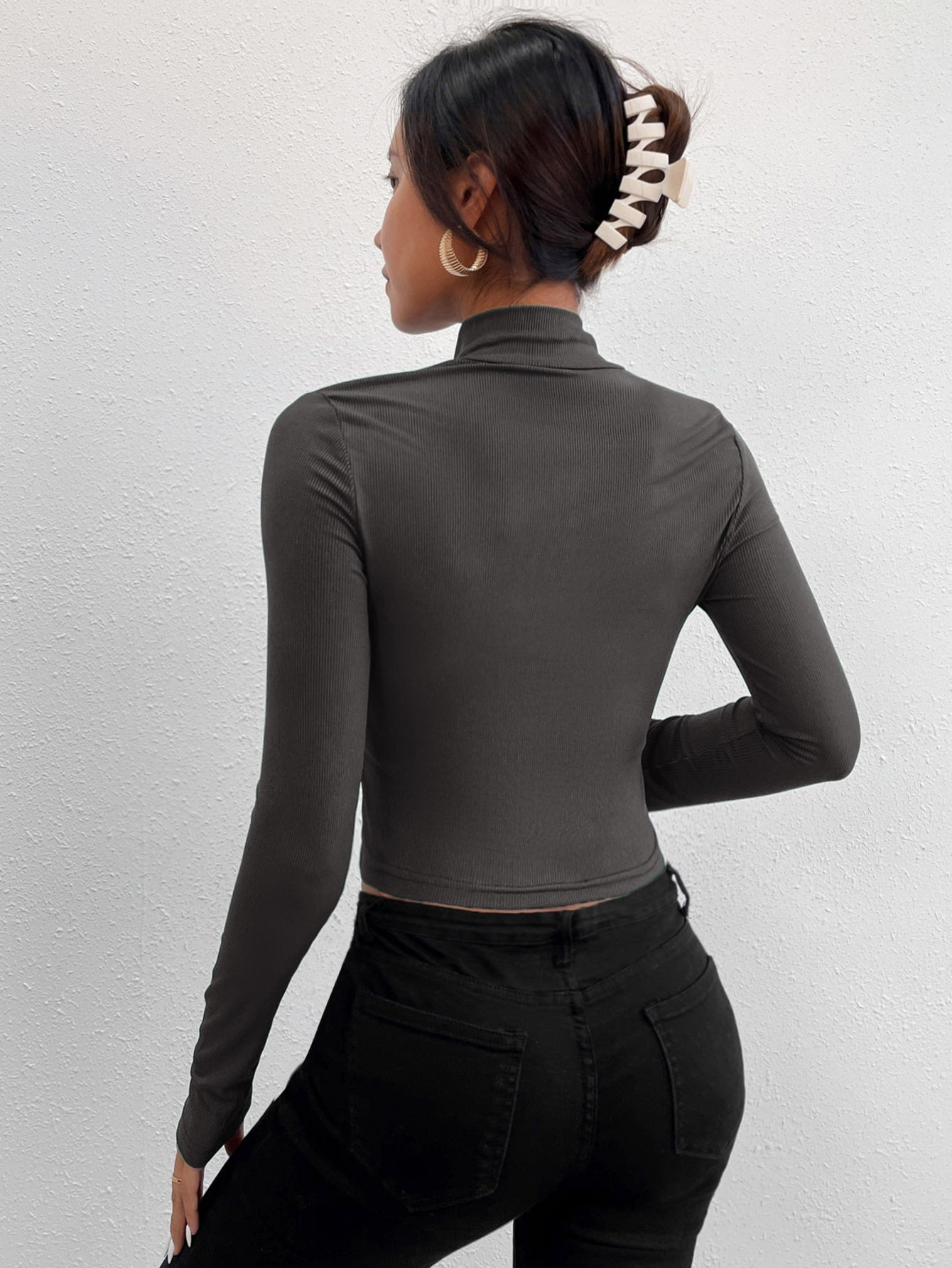 تي شيرت نحيل قصير فتحة نصف بسستة