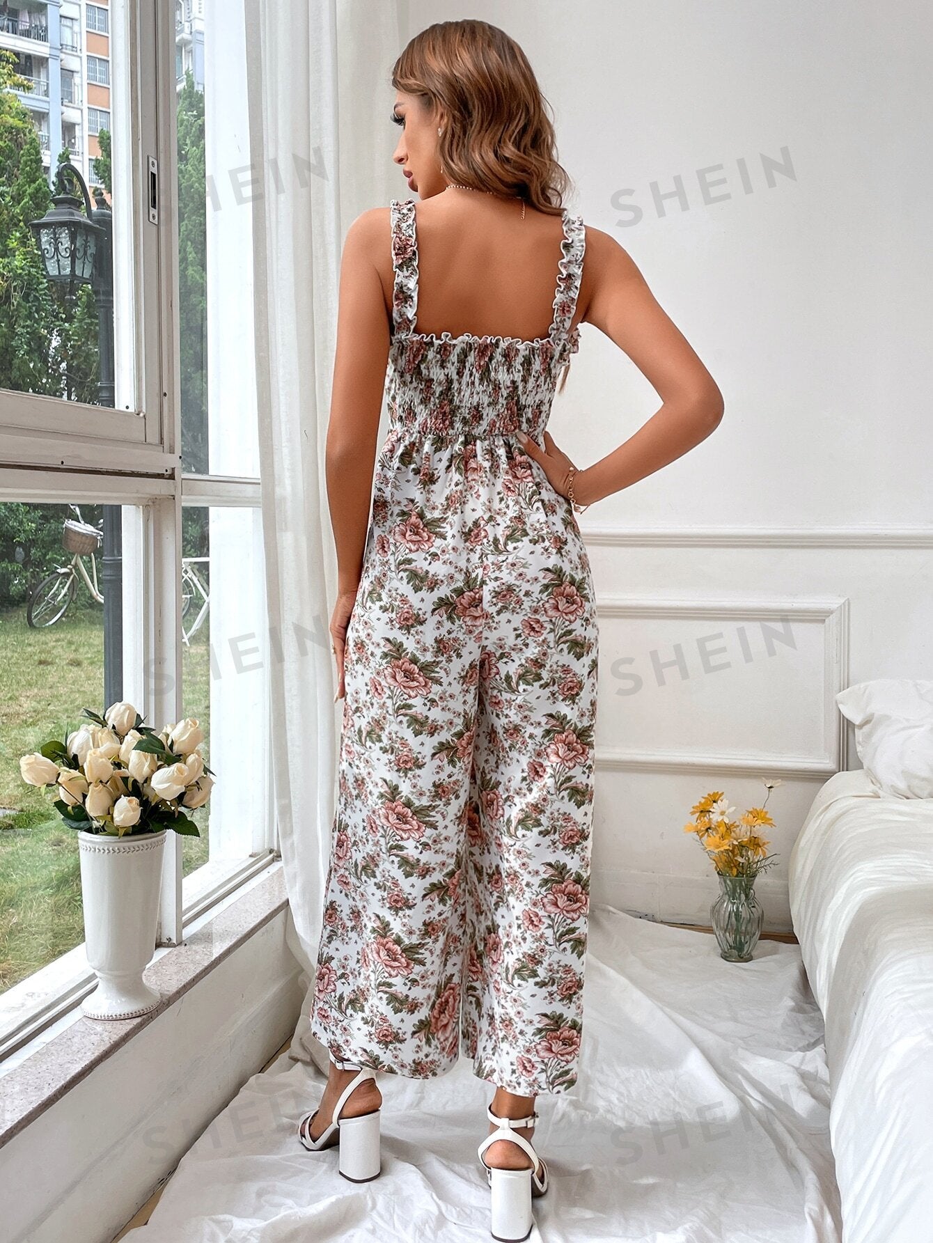 جمبسوت كامي واسع الساق طباعة الأزهار مقلم بكشكش