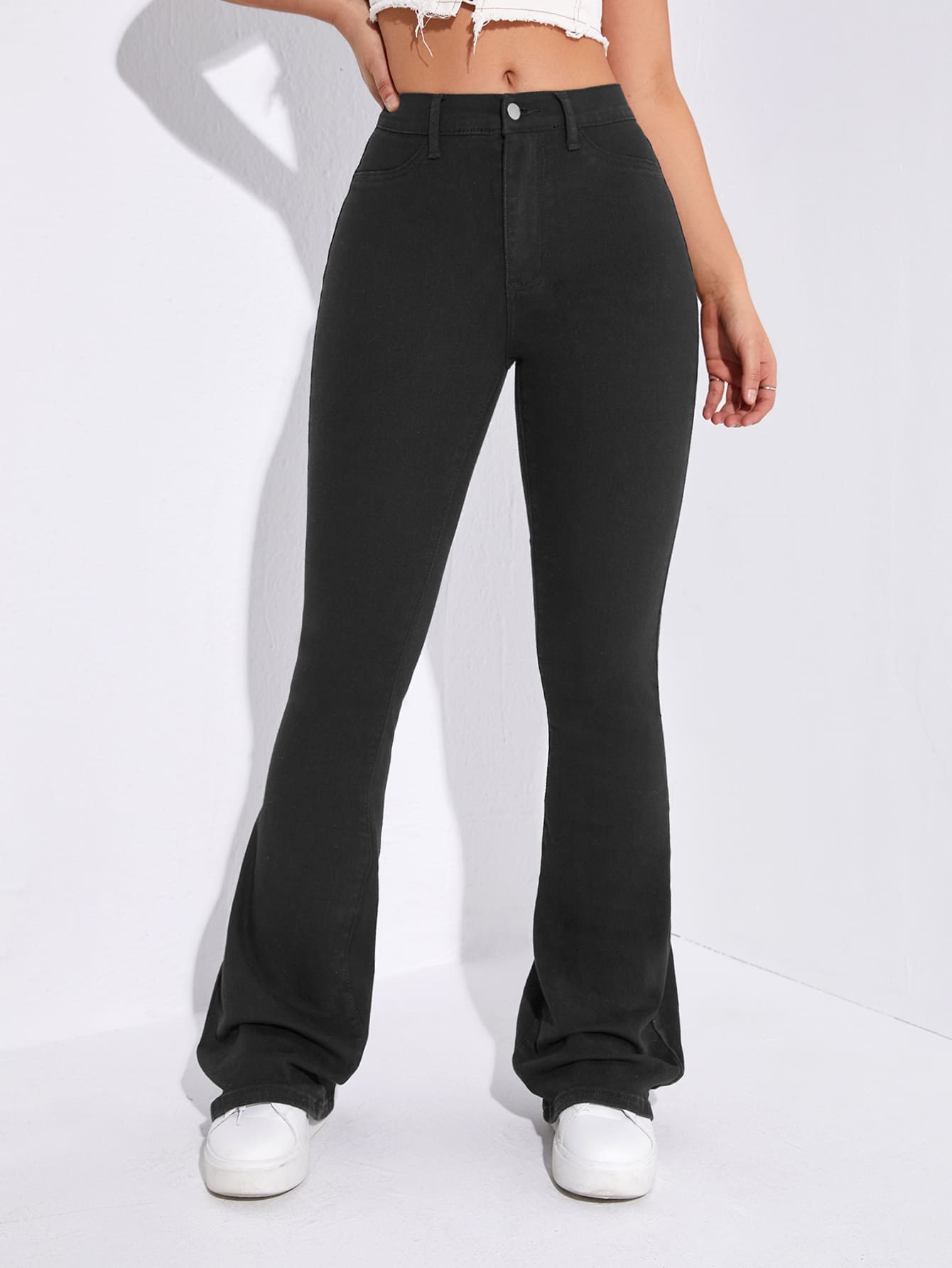 بنطلون جينز بساق واسع من الاسفل وبخصر عالي منحني