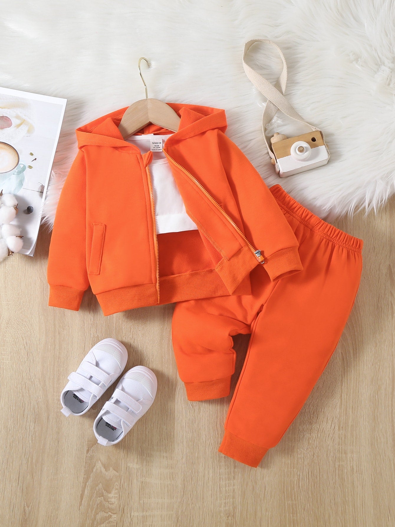 مجموعة فتاة رضيعة عبارة عن قطعة أعلى صلبة وهودي مع سحاب وبنطال رياضي