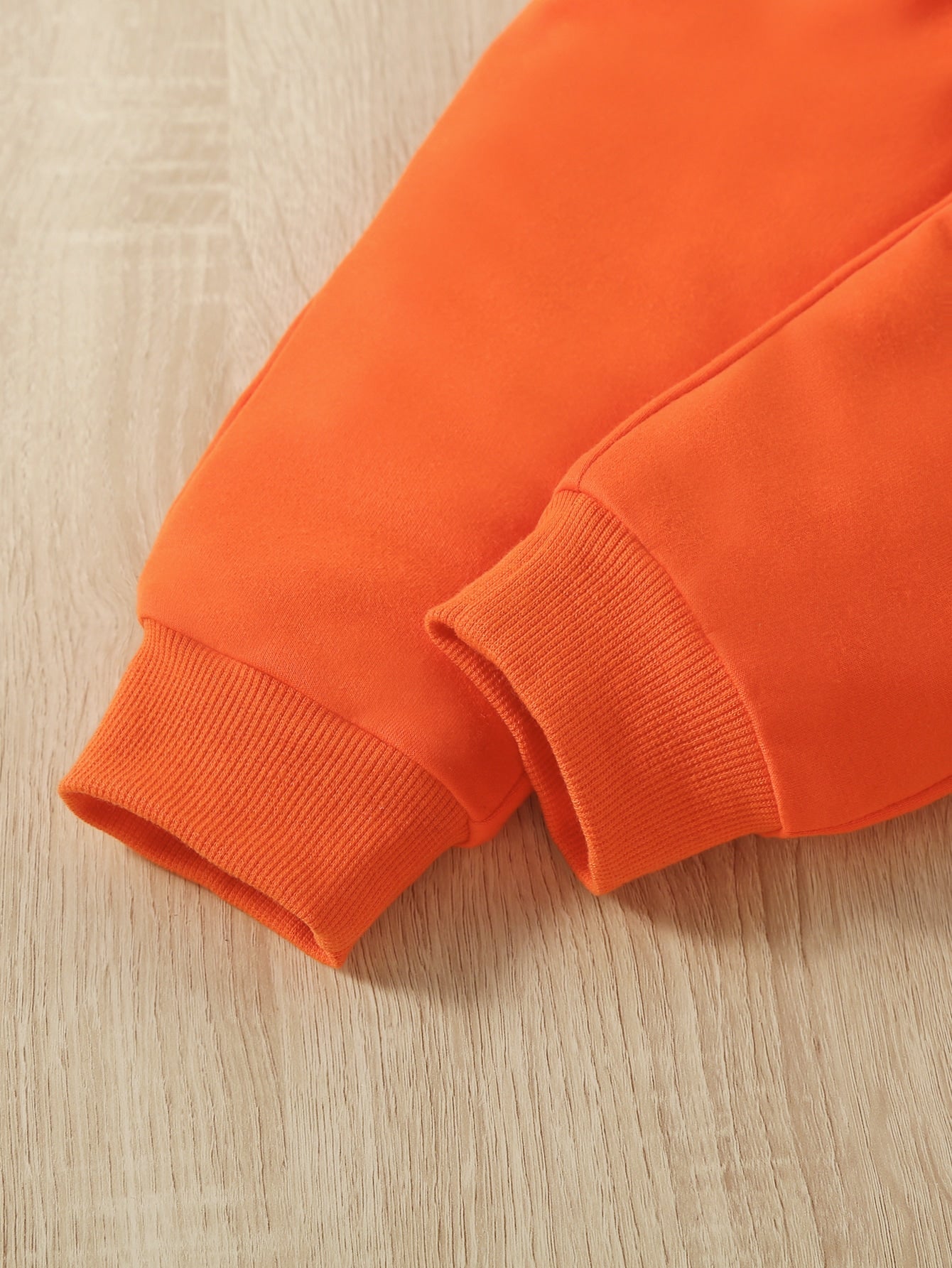 مجموعة فتاة رضيعة عبارة عن قطعة أعلى صلبة وهودي مع سحاب وبنطال رياضي