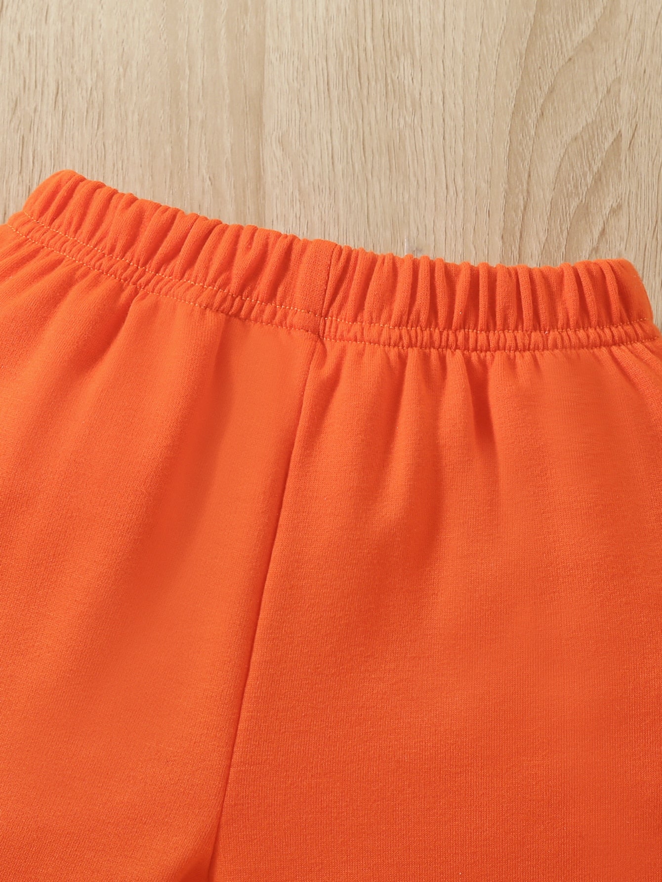 مجموعة فتاة رضيعة عبارة عن قطعة أعلى صلبة وهودي مع سحاب وبنطال رياضي