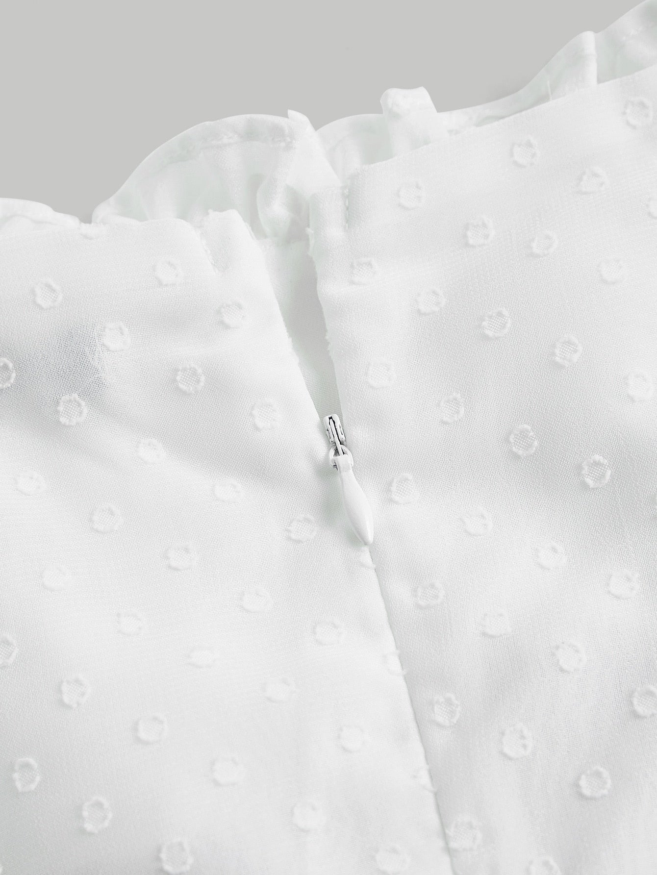 فستان الحليبي القصير ذو أكمام منتفخة مع طية مزدوجة وربطة أمامية