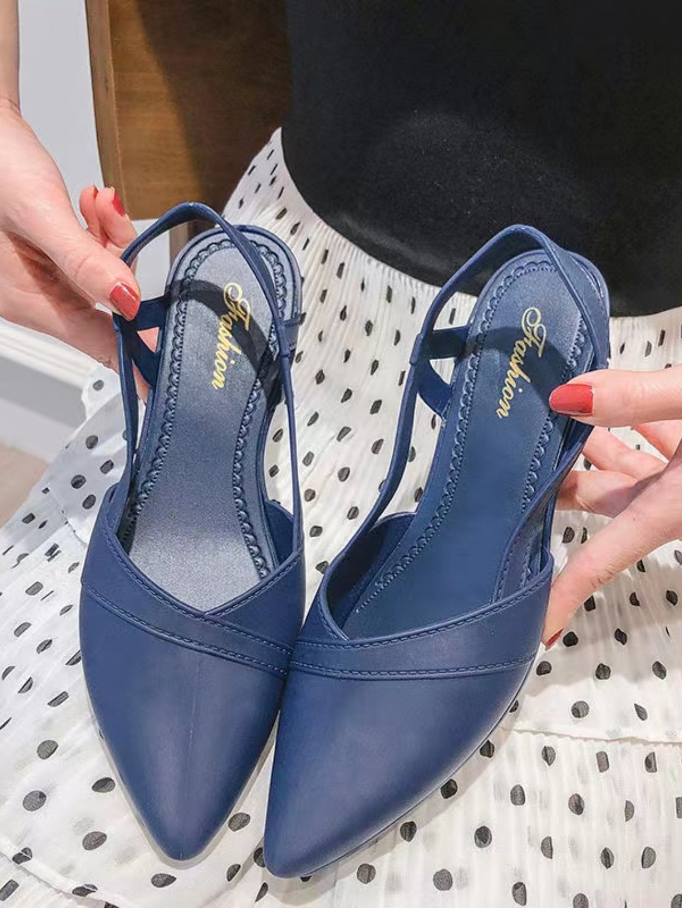 حذاء إسفين تفاصيل الغرزة مفتوح الوراء