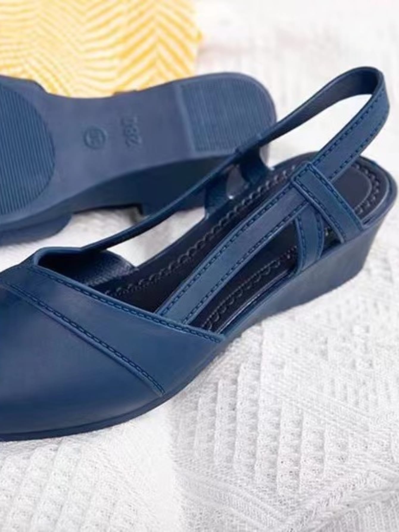 حذاء إسفين تفاصيل الغرزة مفتوح الوراء