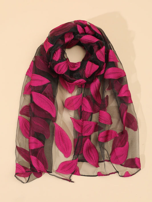 وشاح مطرز بأوراق الشجر