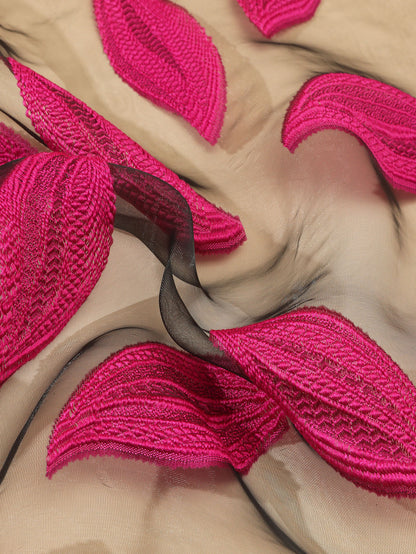 وشاح مطرز بأوراق الشجر