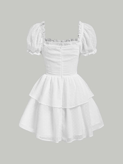 فستان الحليبي القصير ذو أكمام منتفخة مع طية مزدوجة وربطة أمامية