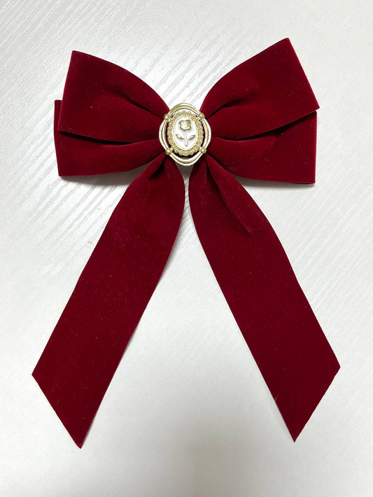 مشبك فرنسي أنيق مزين بالزهور والأقواس