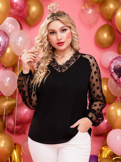 بلوزة بشبك منقط متباين واكمام راجلان وأطراف بدانتيل شراشيب