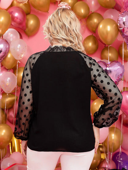 بلوزة بشبك منقط متباين واكمام راجلان وأطراف بدانتيل شراشيب