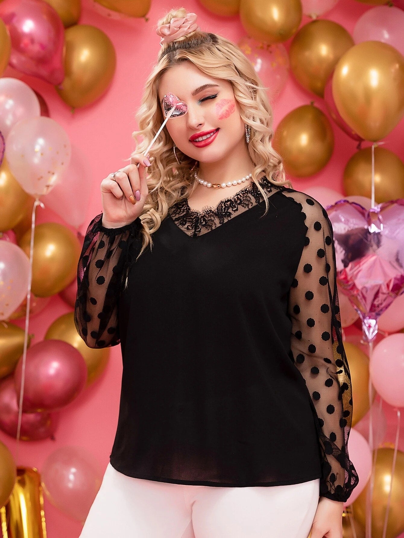 بلوزة بشبك منقط متباين واكمام راجلان وأطراف بدانتيل شراشيب