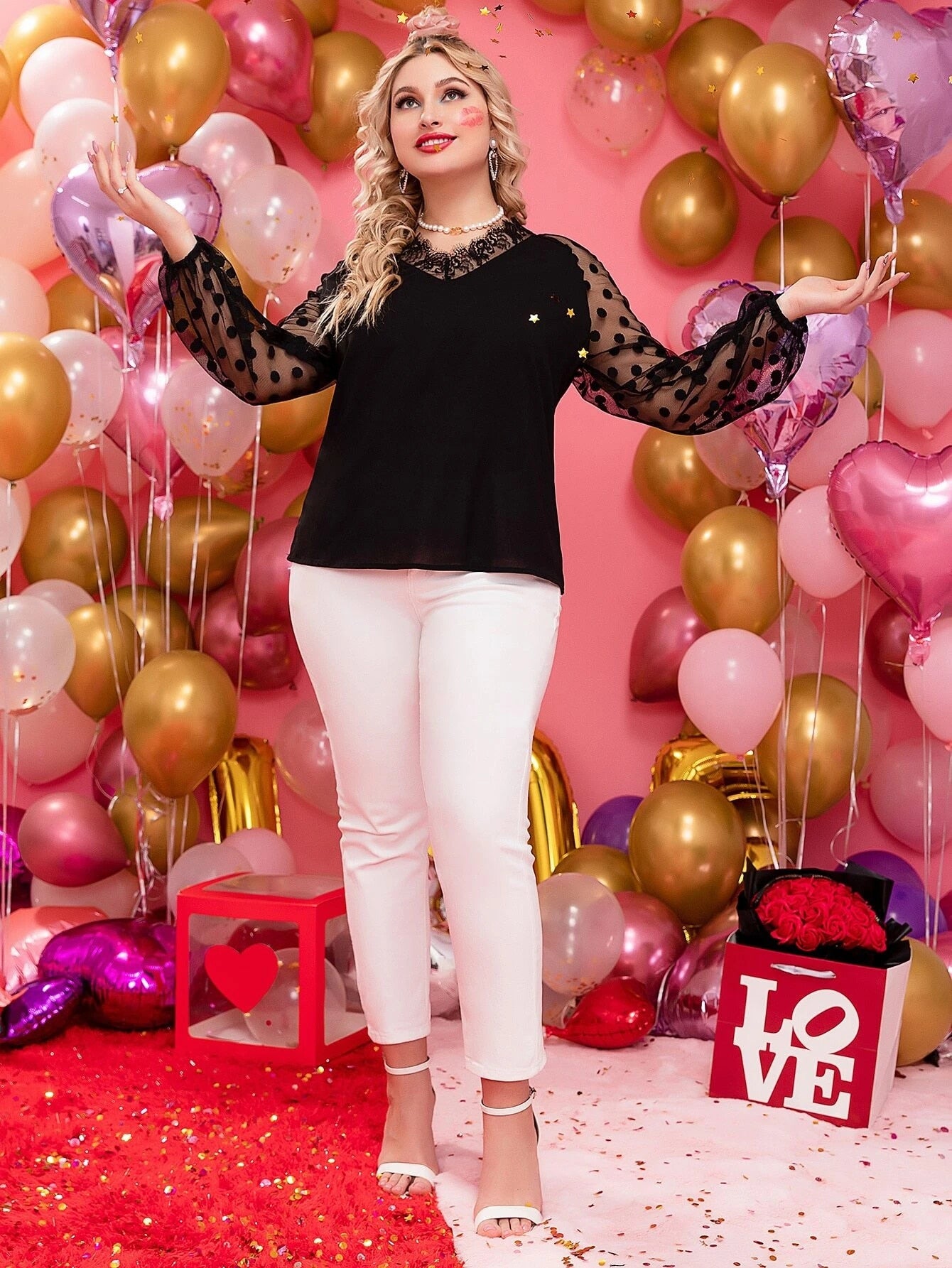 بلوزة بشبك منقط متباين واكمام راجلان وأطراف بدانتيل شراشيب