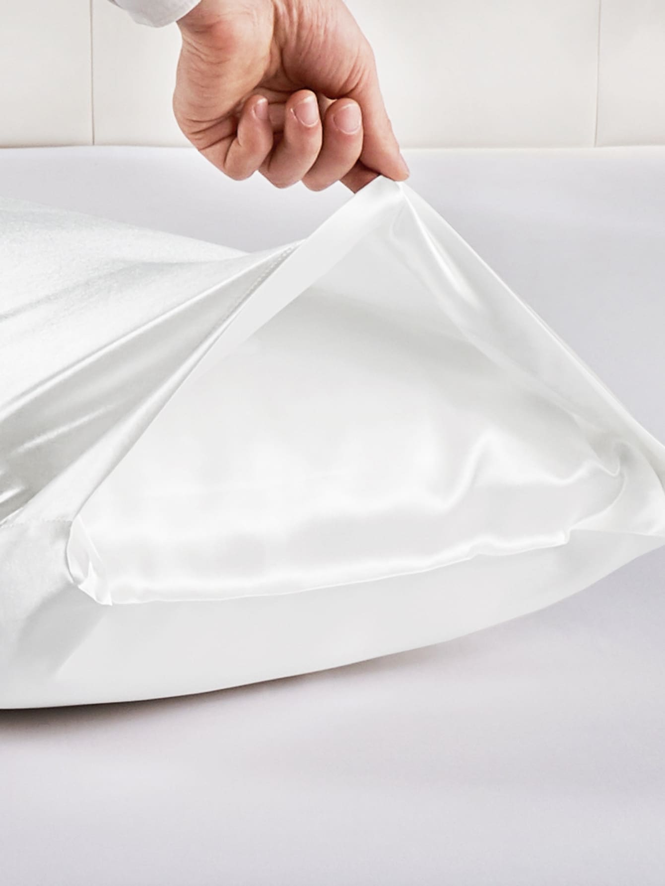 وسادة السرير