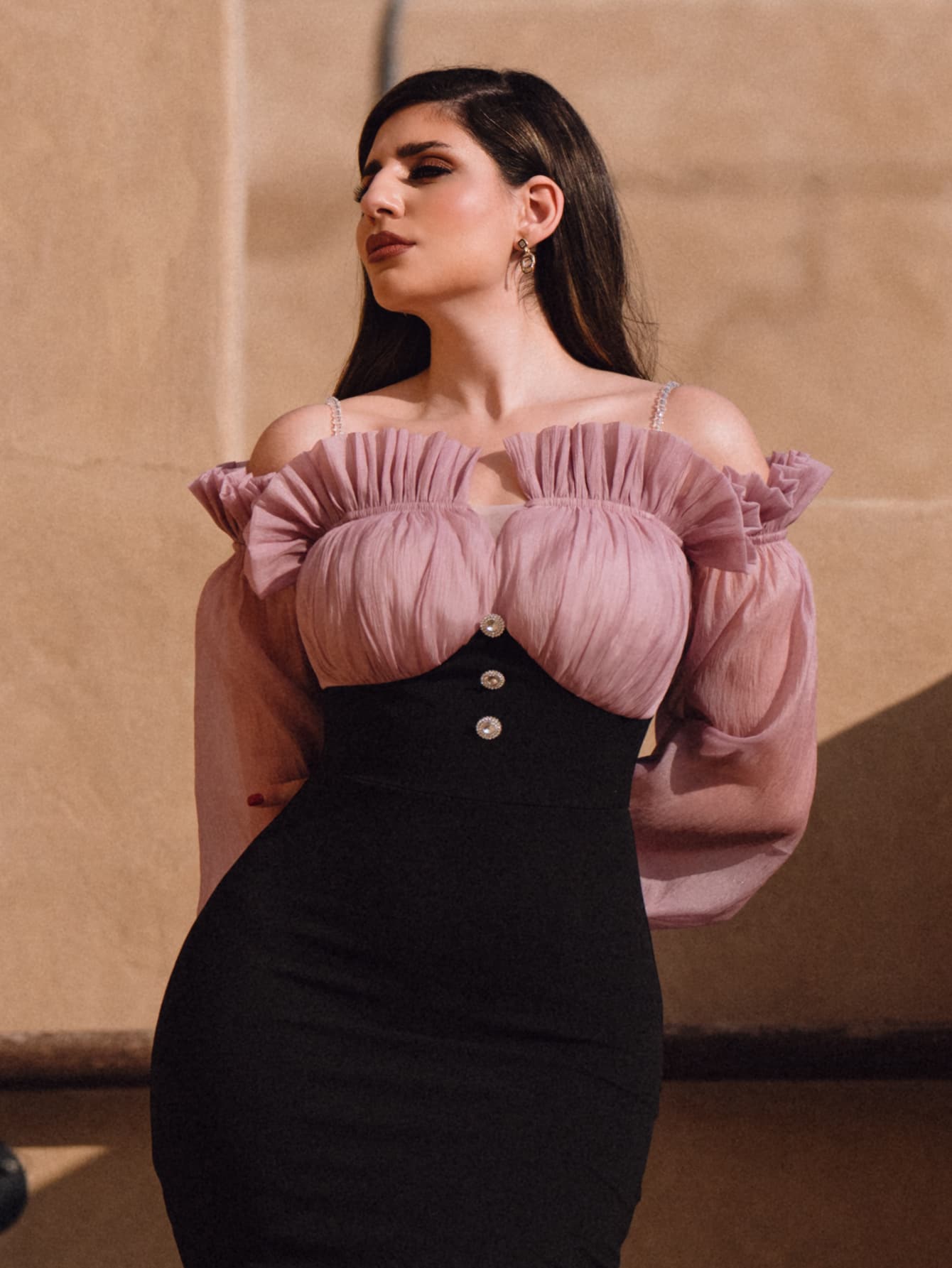 فستان لونين مكشوف الكتف مقلم بكشكش أكمام فانوس شق خلفي