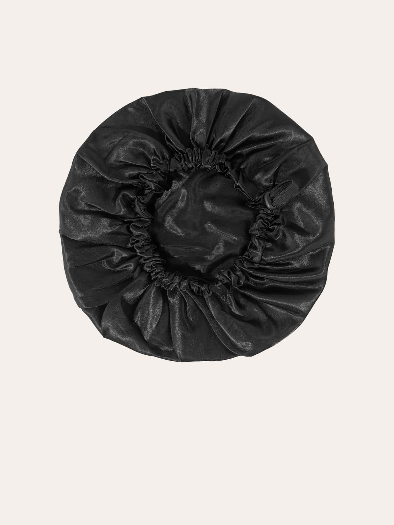 قبعة مزدوجة الطبقات من الساتان.