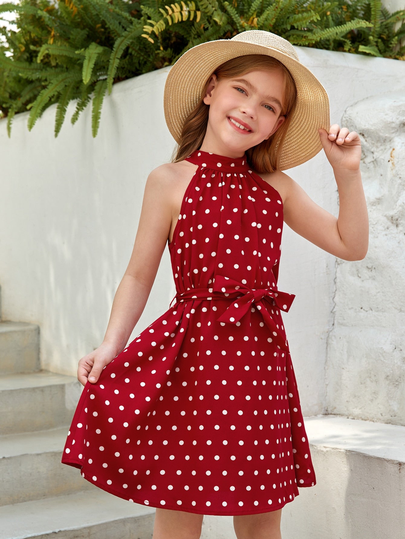 فتاة الناشئة اللباس الكلاسيكي بنقشة النقاط، بقصة الرقبة على شكل حمالة مع حزام للمناسبات العادية