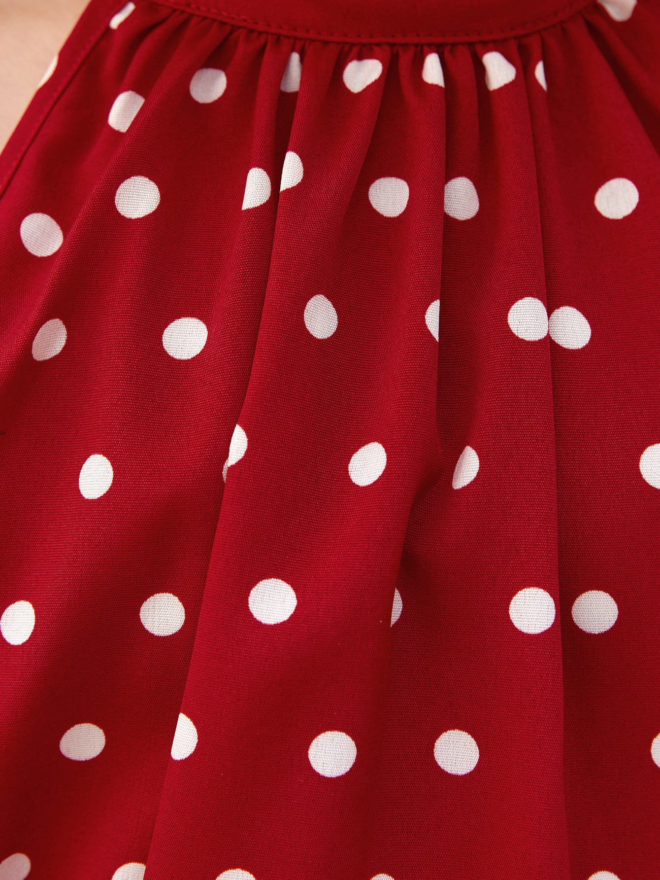 فتاة الناشئة اللباس الكلاسيكي بنقشة النقاط، بقصة الرقبة على شكل حمالة مع حزام للمناسبات العادية