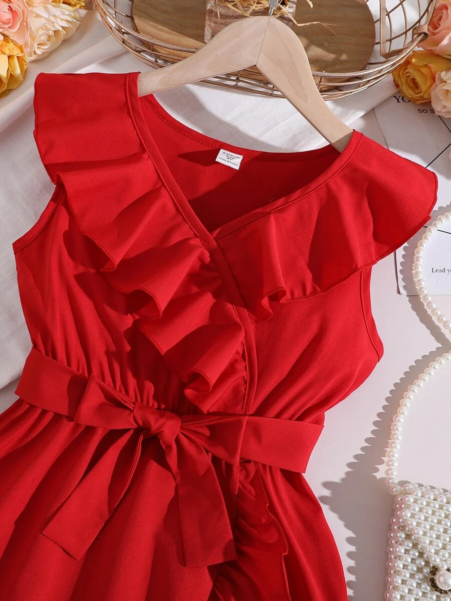 فستان الفتاة مع حاشية مكشكشة