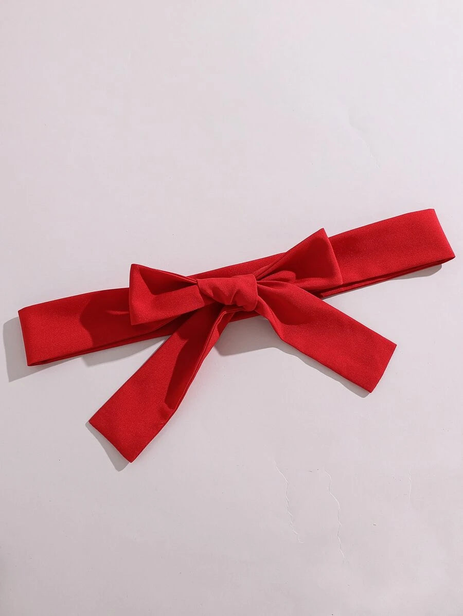 فستان الفتاة مع حاشية مكشكشة