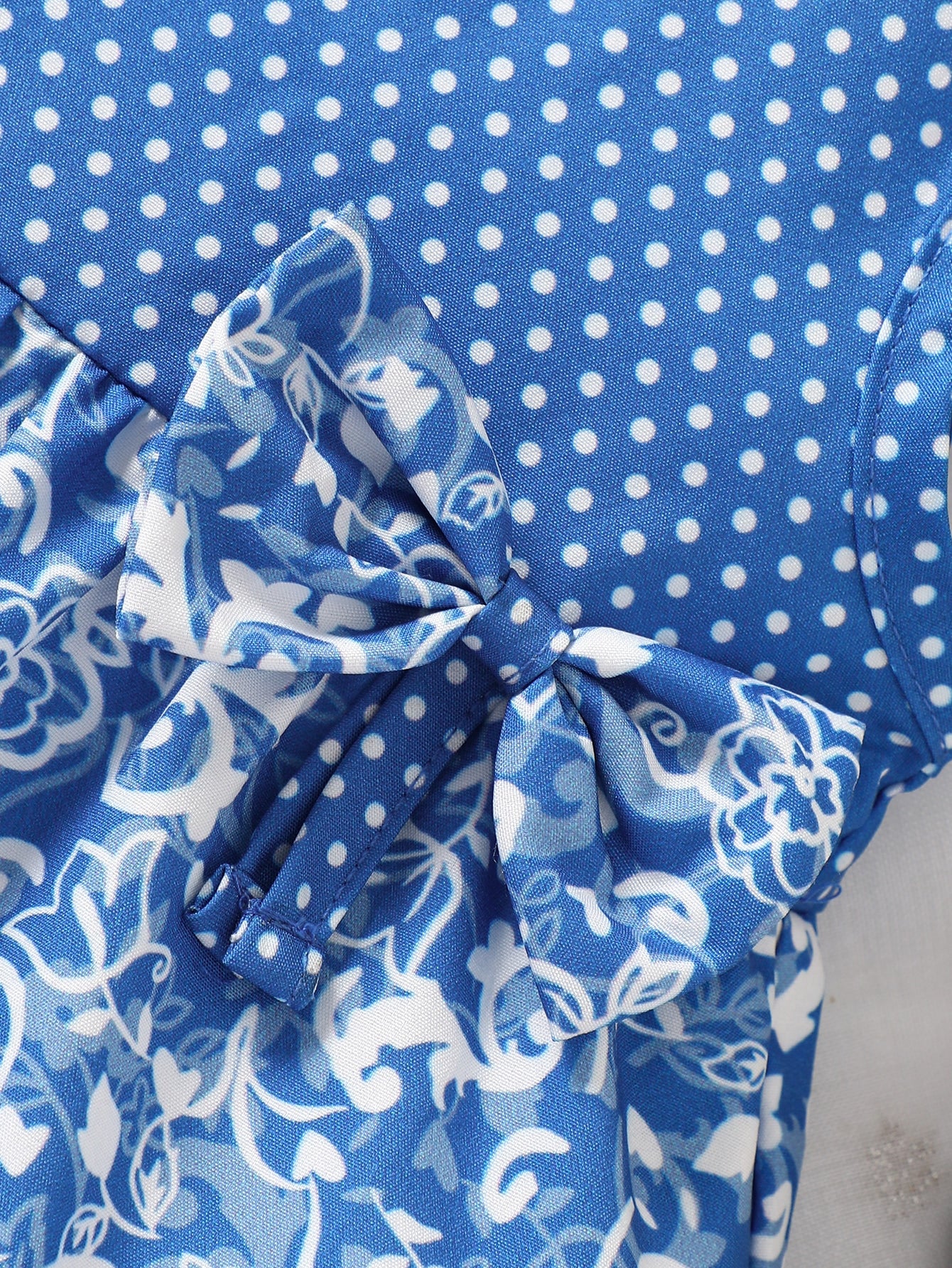 للاطفال بطباعة زهر ونقاط بولكا عقدة الفراشة أمامية فستان مع اكسسوارت قبعة