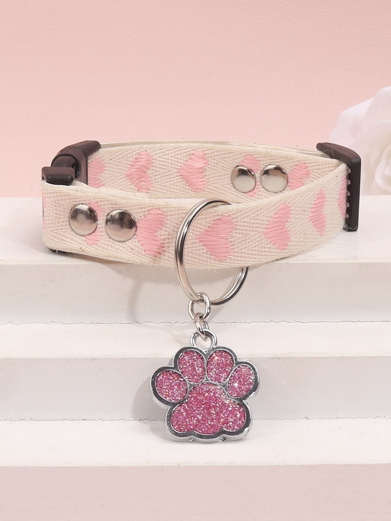 قلادة رقيقة جميلة بعلامات طبعات بصمات الحيوانات الأليفة على شكل قلب، مناسبة للكلاب والقطط الصغيرة في جميع المواسم