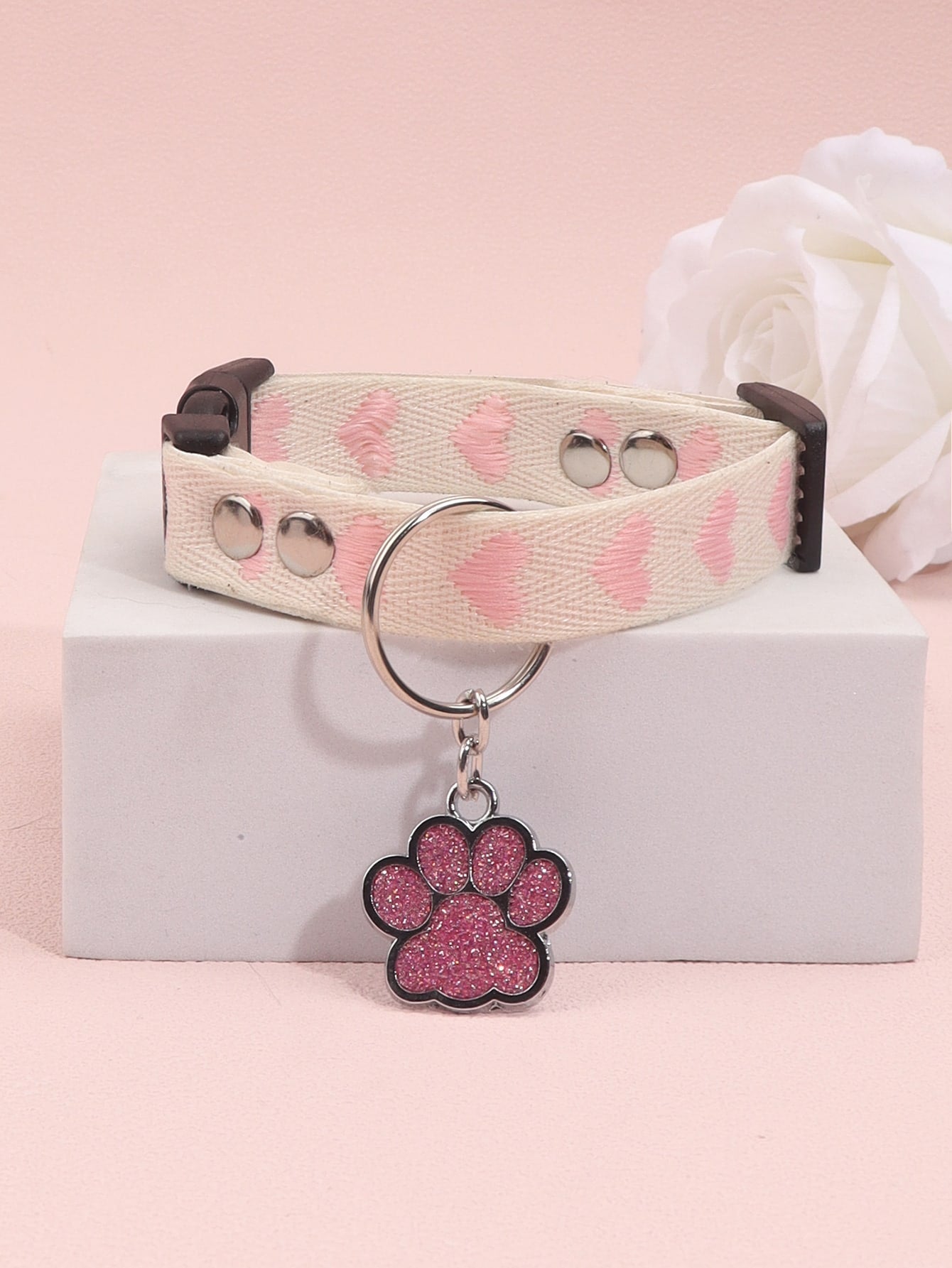 قلادة رقيقة جميلة بعلامات طبعات بصمات الحيوانات الأليفة على شكل قلب، مناسبة للكلاب والقطط الصغيرة في جميع المواسم