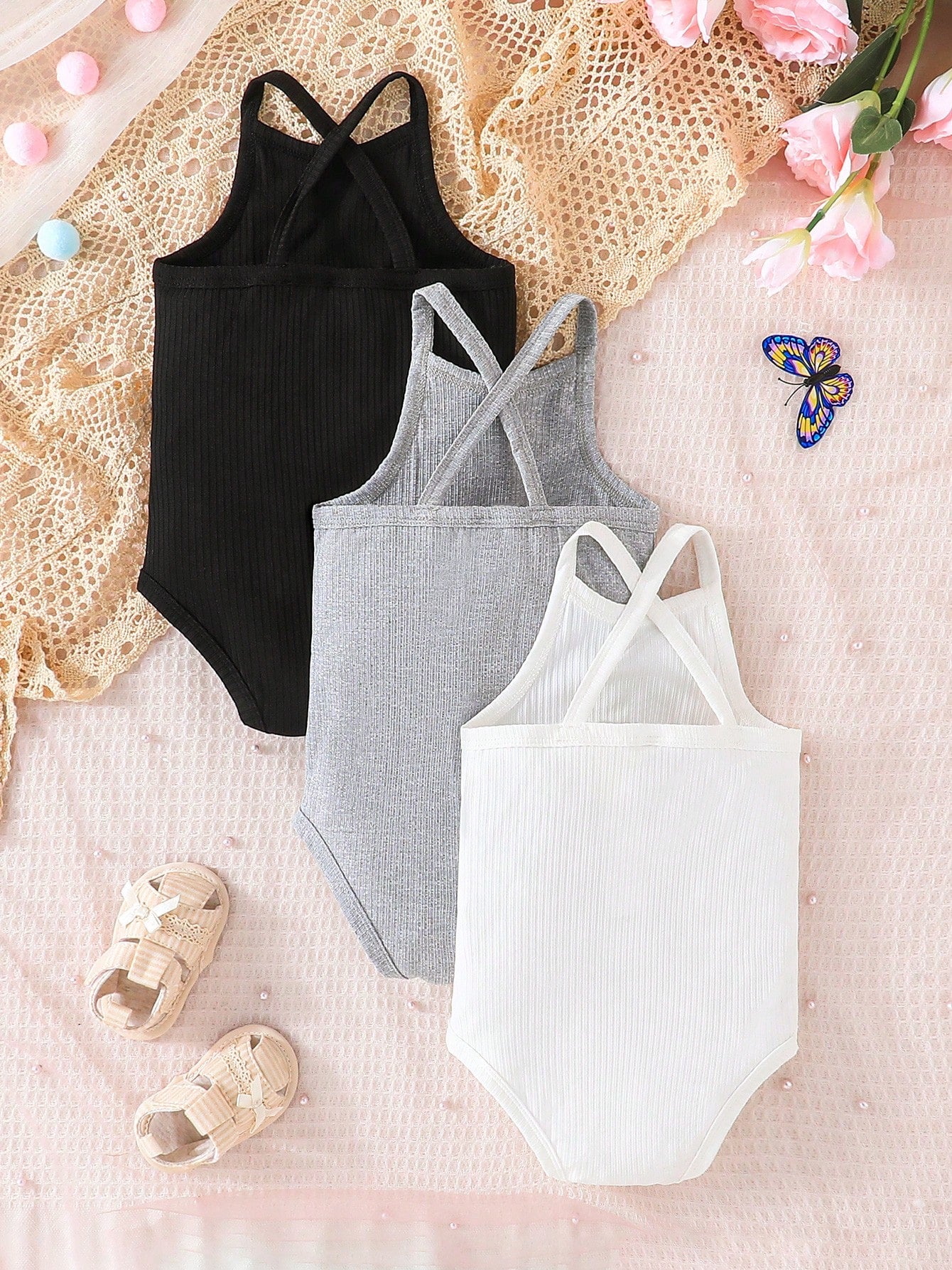 بدلة جسم لطفلة رضيعة 3 قطع مع حمالات متشابكة على الظهر