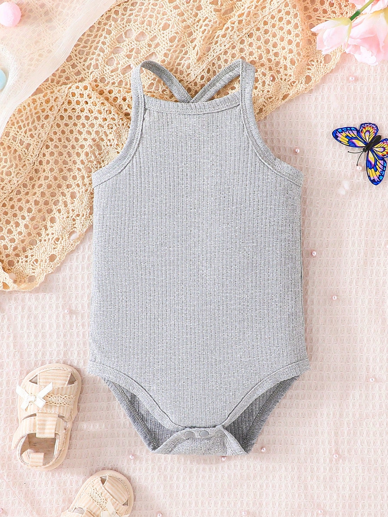 بدلة جسم لطفلة رضيعة 3 قطع مع حمالات متشابكة على الظهر