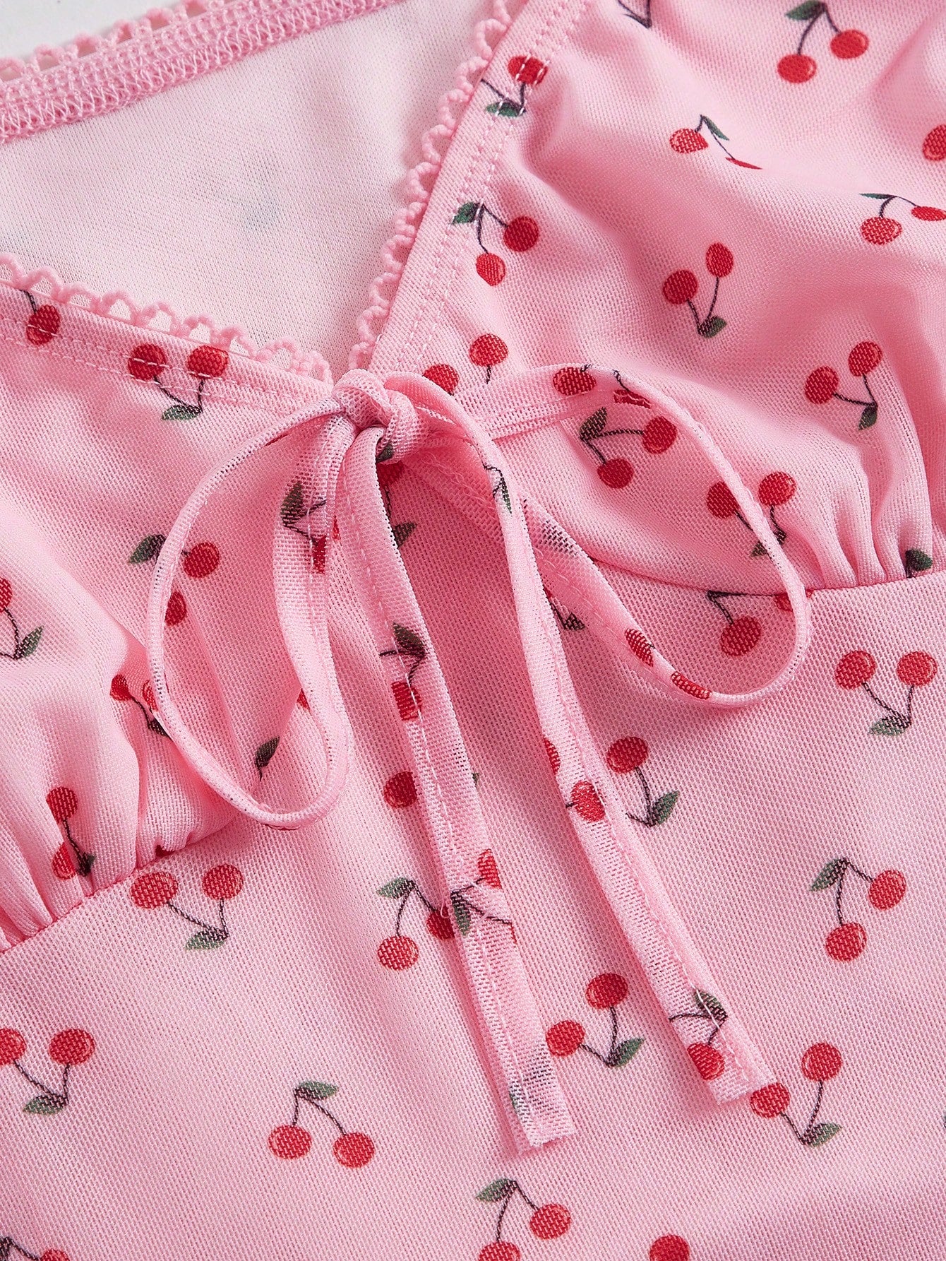 تي شيرت قصير بطباعة كرز معقود من الأمام