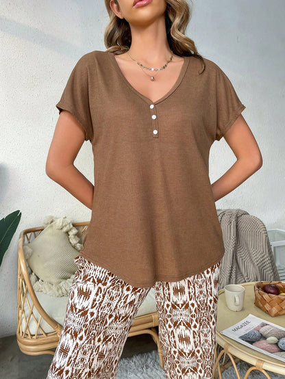 بدلة بيجاما مكونة من بلوزة بأكمام خفاش وبنطال بطباعة كاملة