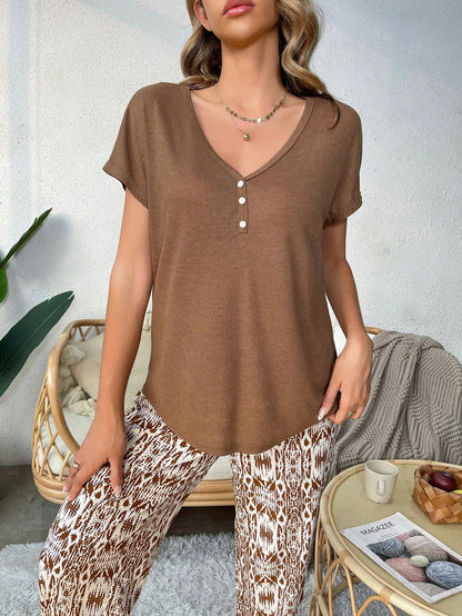 بدلة بيجاما مكونة من بلوزة بأكمام خفاش وبنطال بطباعة كاملة