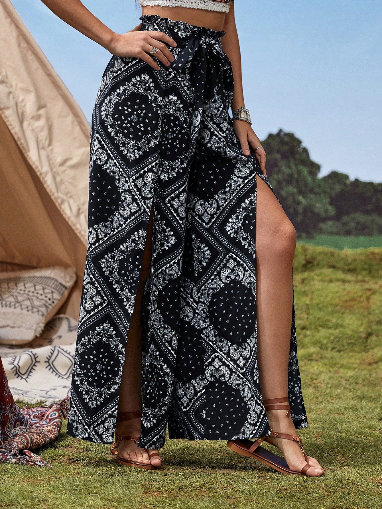 بنطلون بساق واسع بطباعة وشاح بيزلي فتحة للفخذ حزام