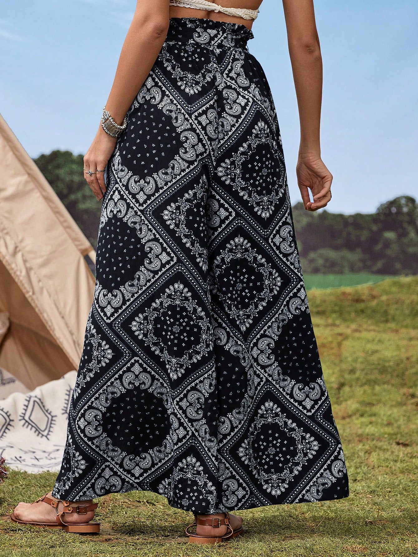 بنطلون بساق واسع بطباعة وشاح بيزلي فتحة للفخذ حزام