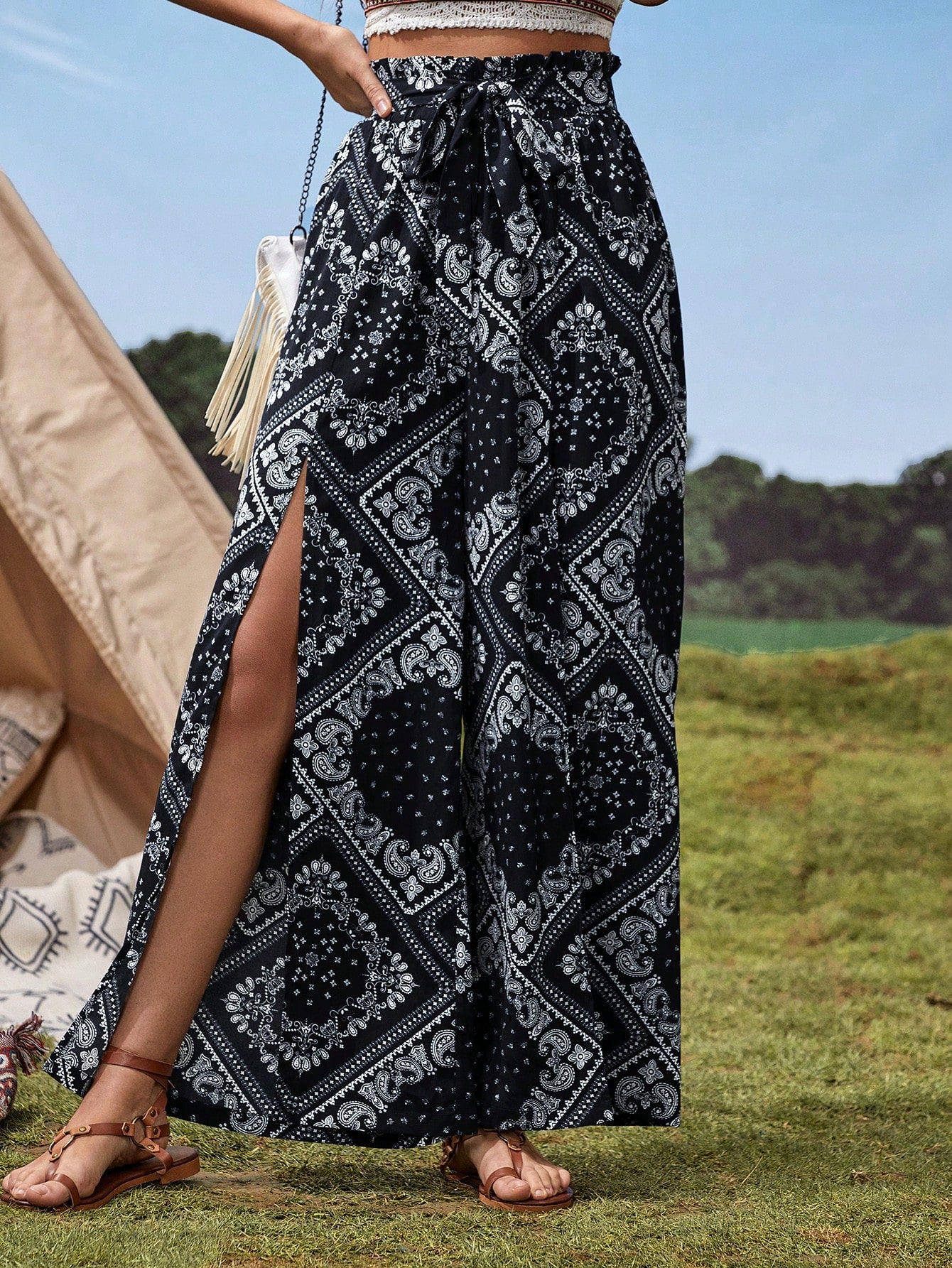 بنطلون بساق واسع بطباعة وشاح بيزلي فتحة للفخذ حزام