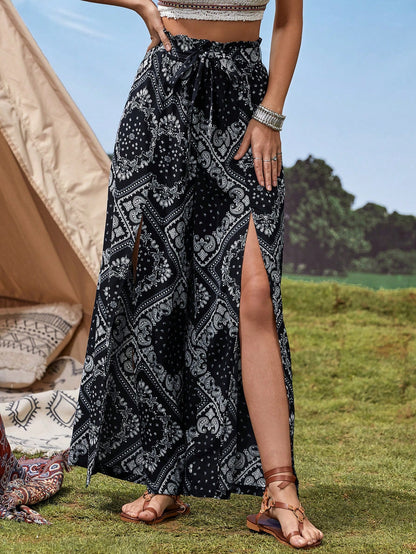 بنطلون بساق واسع بطباعة وشاح بيزلي فتحة للفخذ حزام