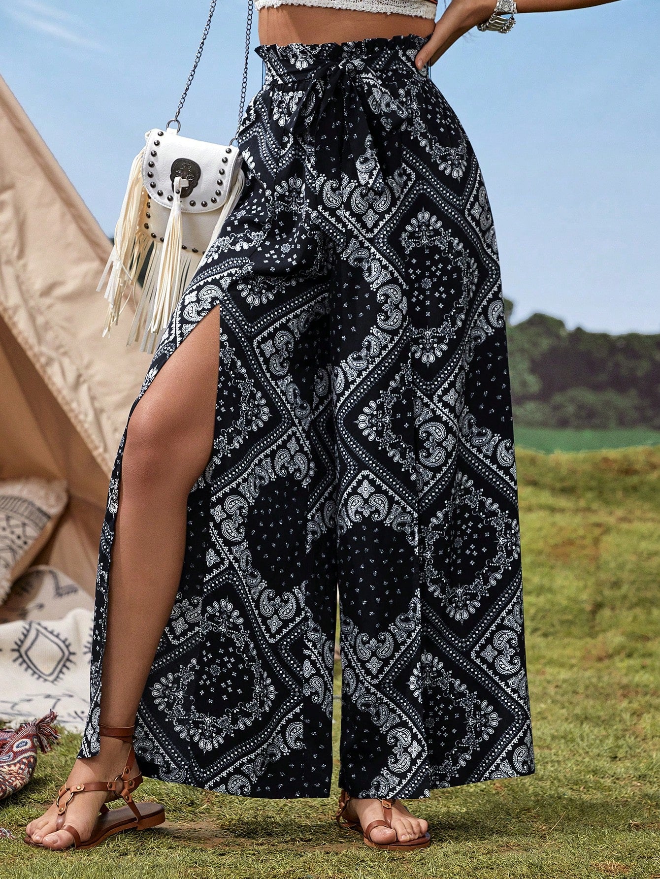 بنطلون بساق واسع بطباعة وشاح بيزلي فتحة للفخذ حزام