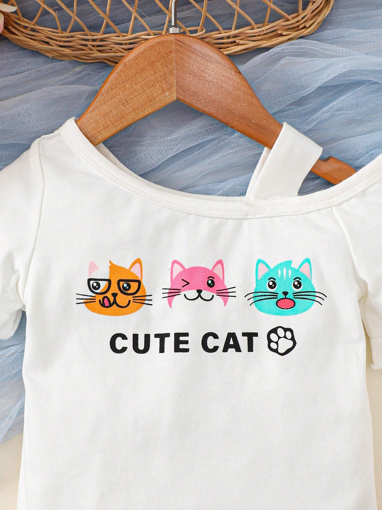 تيشيرت وسروال قصير بأكمام واسعة ورقبة غير متماثلة ورسومات كرتونية للأطفال