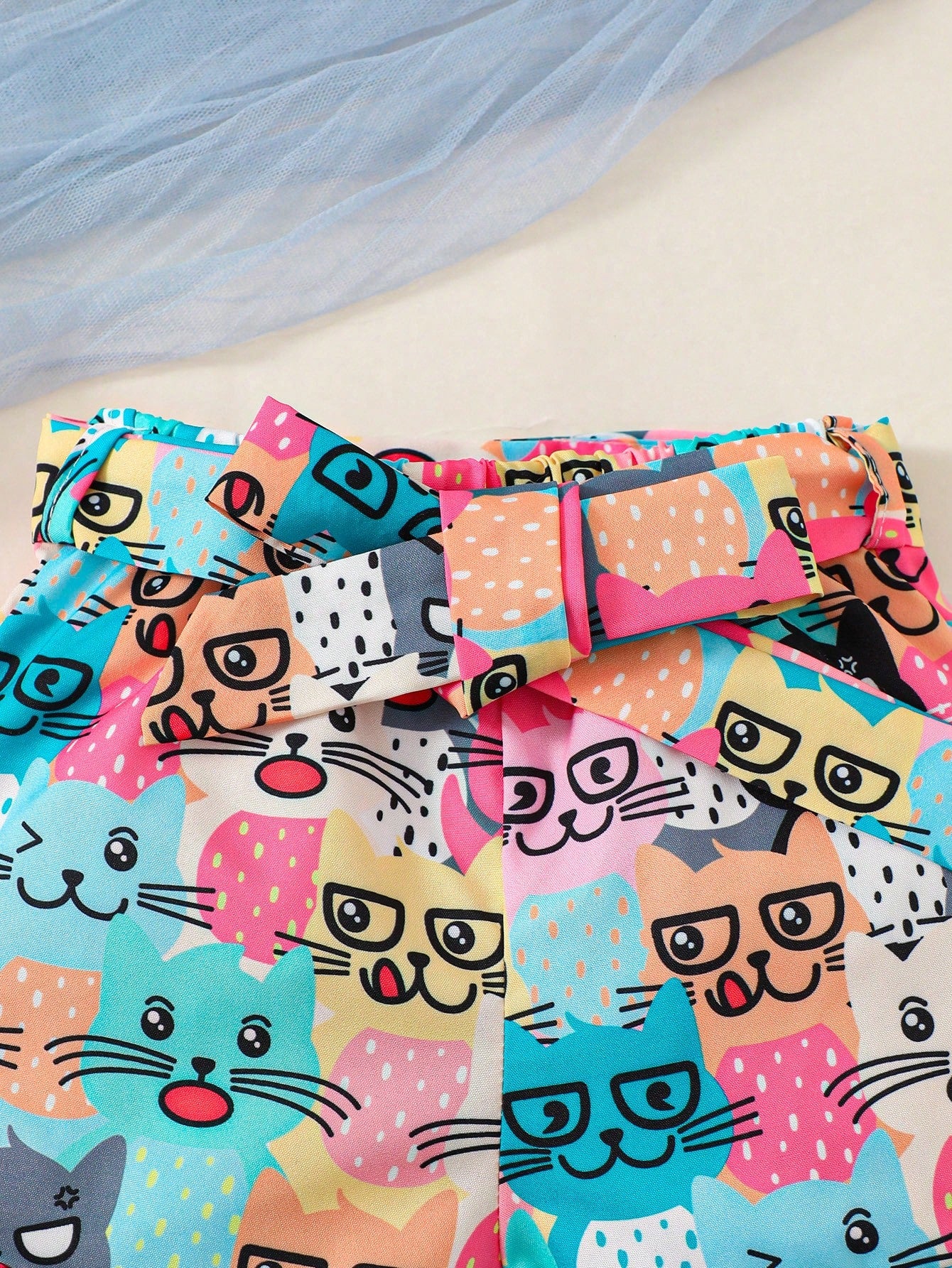 تيشيرت وسروال قصير بأكمام واسعة ورقبة غير متماثلة ورسومات كرتونية للأطفال