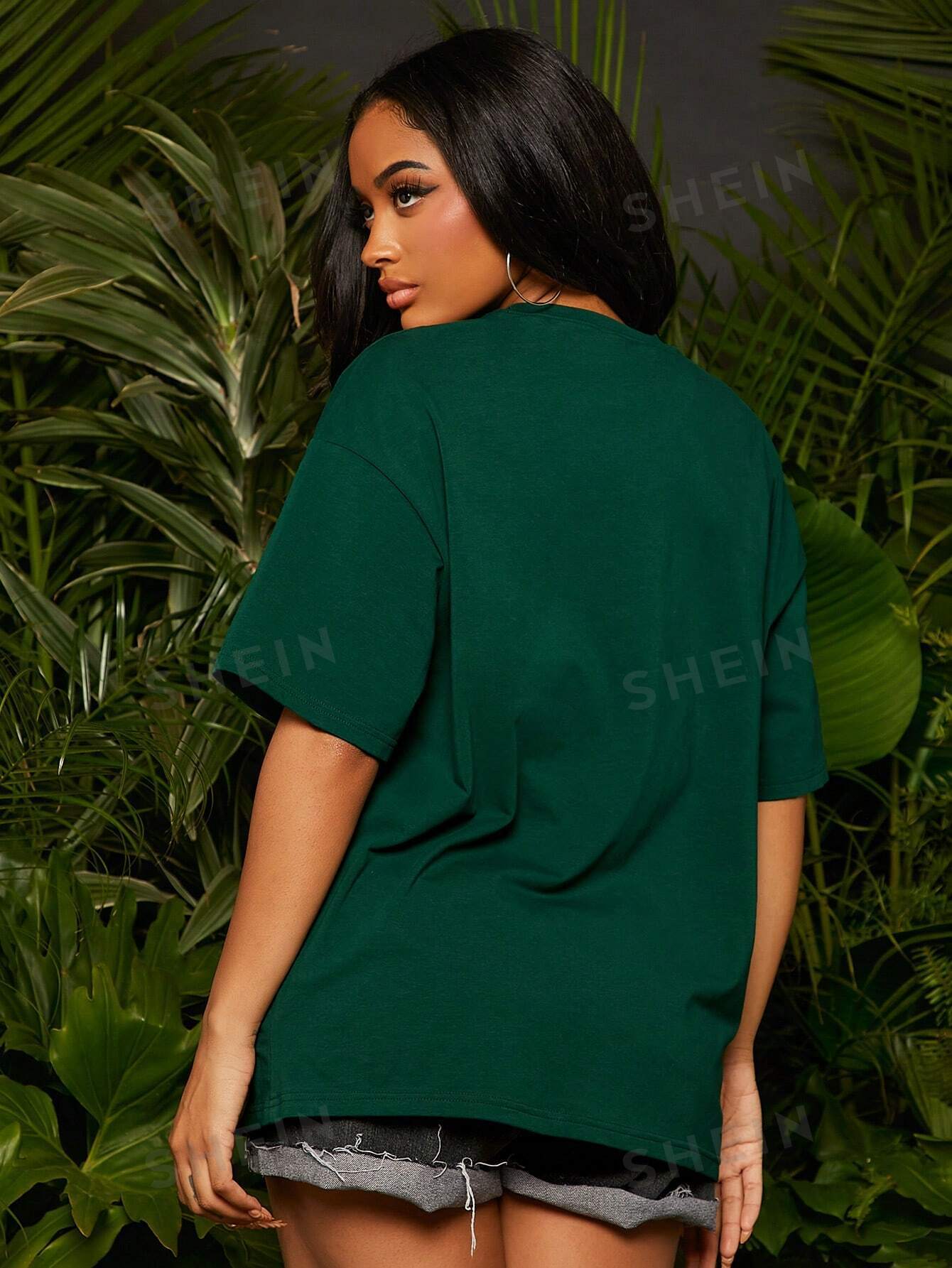 تي شيرت منخفض الاكتاف بجرافيك عبارة وشخصية