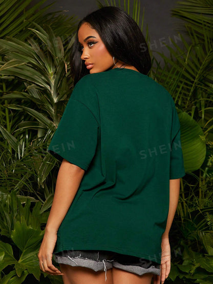 تي شيرت منخفض الاكتاف بجرافيك عبارة وشخصية