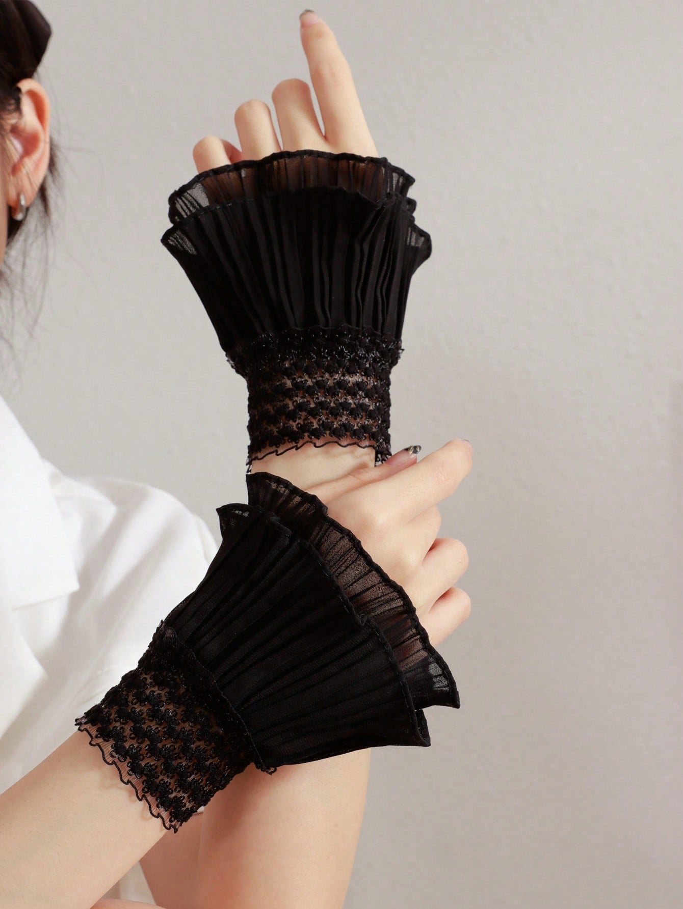 زوج قديم من الأصفاد المزينة بلمسة