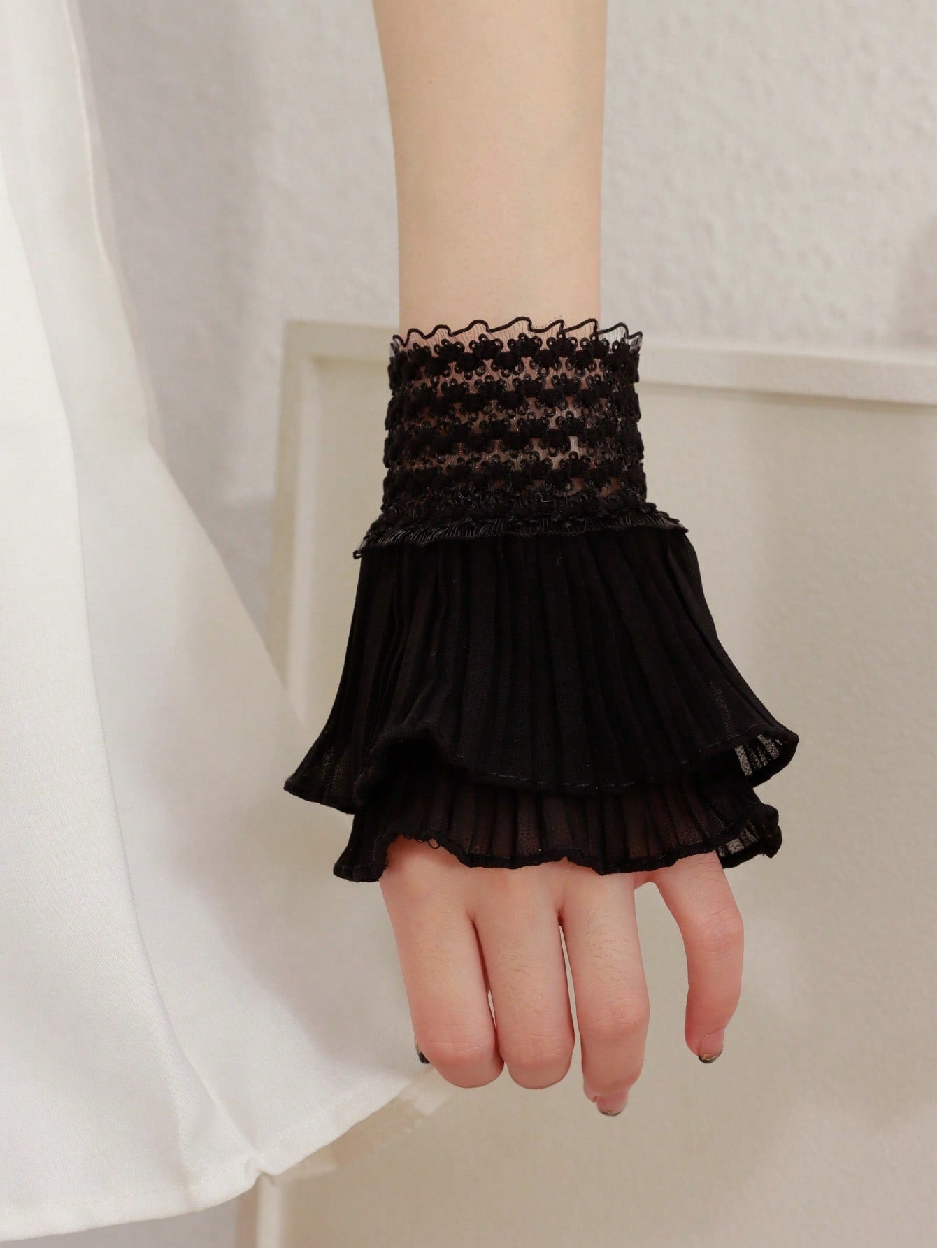 زوج قديم من الأصفاد المزينة بلمسة